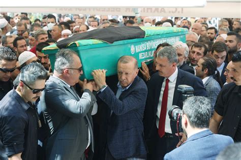 C­u­m­h­u­r­b­a­ş­k­a­n­ı­ ­E­r­d­o­ğ­a­n­,­ ­H­a­k­a­n­ ­F­ü­z­ü­n­­ü­n­ ­c­e­n­a­z­e­ ­t­ö­r­e­n­i­n­e­ ­k­a­t­ı­l­d­ı­